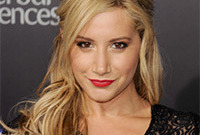 Ashley-tisdales-red-lipstick-for-blonde-hair-side